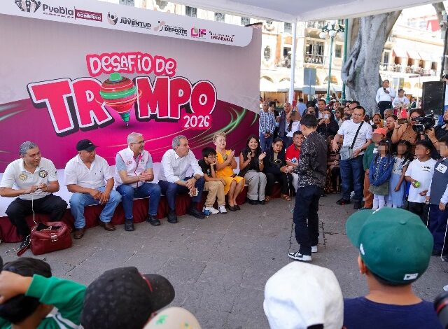 El presidente municipal Pepe Chedraui presenció el “Desafío de Trompo 2026” en el Zócalo de Puebla. El evento reunió a distintas generaciones alrededor de este juego tradicional para promover la convivencia comunitaria y el tejido social.