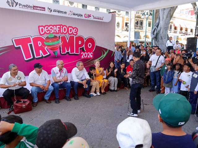 El presidente municipal Pepe Chedraui presenció el “Desafío de Trompo 2026” en el Zócalo de Puebla. El evento reunió a distintas generaciones alrededor de este juego tradicional para promover la convivencia comunitaria y el tejido social.