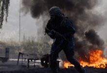 Un ataque con dron en la ciudad ocupada de Energodar mató a un especialista nuclear e hirió a otras 17 personas este martes. La mayoría de las víctimas trabaja en la central de Zaporiyia y esperaba el transporte laboral cuando ocurrió la explosión.
