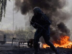 Un ataque con dron en la ciudad ocupada de Energodar mató a un especialista nuclear e hirió a otras 17 personas este martes. La mayoría de las víctimas trabaja en la central de Zaporiyia y esperaba el transporte laboral cuando ocurrió la explosión.