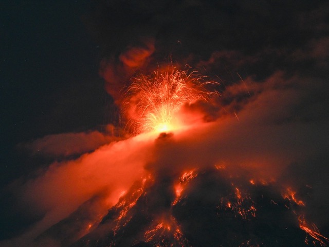 Las autoridades de Guatemala declararon la alerta anaranjada e iniciaron la evacuación preventiva de comunidades cercanas tras una fuerte erupción del volcán de Fuego este lunes.