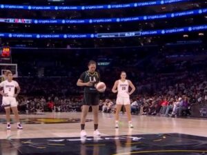 La WNBA enfrenta una insólita ola de interrupciones en sus pabellones. Por segundo día consecutivo, el personal de seguridad tuvo que detener un encuentro de la liga regular tras el lanzamiento de juguetes para adultos al terreno de juego desde la tribuna.