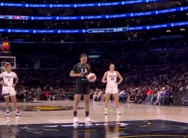 La WNBA enfrenta una insólita ola de interrupciones en sus pabellones. Por segundo día consecutivo, el personal de seguridad tuvo que detener un encuentro de la liga regular tras el lanzamiento de juguetes para adultos al terreno de juego desde la tribuna.
