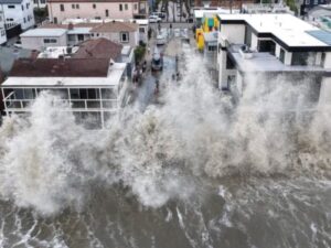 El gobernador de California decretó este lunes el estado de emergencia para preparar a la costa oeste de Estados Unidos ante la llegada de un dañino fenómeno de El Niño.