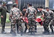 Los servicios de emergencia nepalíes lograron este viernes rescatar con vida a dos trabajadores de un túnel donde estaban atrapados desde el catastrófico deslave que azotó la frontera con China el 26 de agosto, anunciaron dos ministros.