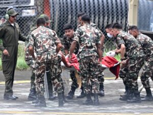 Los servicios de emergencia nepalíes lograron este viernes rescatar con vida a dos trabajadores de un túnel donde estaban atrapados desde el catastrófico deslave que azotó la frontera con China el 26 de agosto, anunciaron dos ministros.