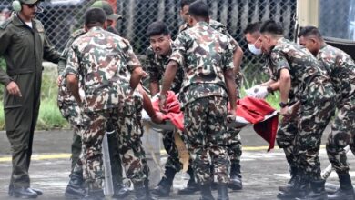 Los servicios de emergencia nepalíes lograron este viernes rescatar con vida a dos trabajadores de un túnel donde estaban atrapados desde el catastrófico deslave que azotó la frontera con China el 26 de agosto, anunciaron dos ministros.