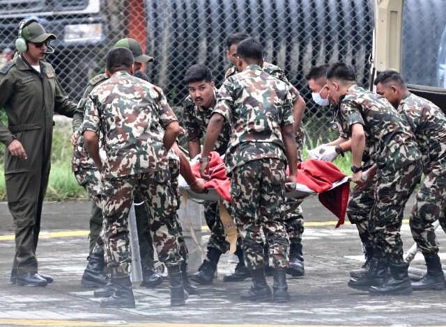 Los servicios de emergencia nepalíes lograron este viernes rescatar con vida a dos trabajadores de un túnel donde estaban atrapados desde el catastrófico deslave que azotó la frontera con China el 26 de agosto, anunciaron dos ministros.