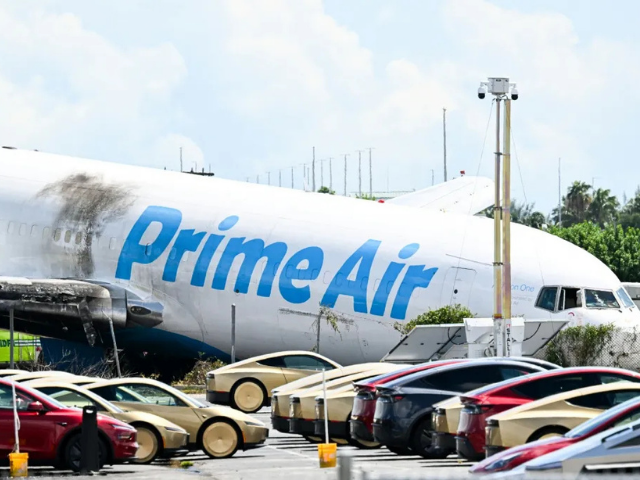 Recuperan cajas negras de avión de Amazon accidentado en Miami