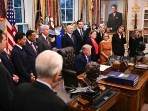 El presidente Donald Trump enfrenta una creciente ola de cuestionamientos tras el lanzamiento de una serie de anuncios televisivos promocionados con dinero estatal. Las críticas provienen tanto de republicanos como de demócratas, a solo semanas de las elecciones de medio término en Estados Unidos.