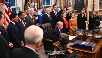 El presidente Donald Trump enfrenta una creciente ola de cuestionamientos tras el lanzamiento de una serie de anuncios televisivos promocionados con dinero estatal. Las críticas provienen tanto de republicanos como de demócratas, a solo semanas de las elecciones de medio término en Estados Unidos.