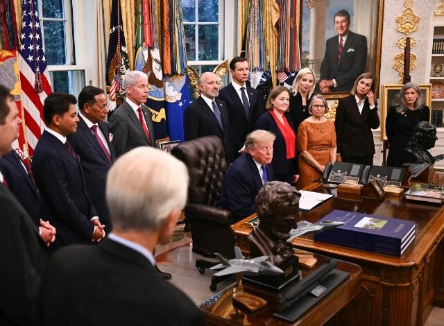 El presidente Donald Trump enfrenta una creciente ola de cuestionamientos tras el lanzamiento de una serie de anuncios televisivos promocionados con dinero estatal. Las críticas provienen tanto de republicanos como de demócratas, a solo semanas de las elecciones de medio término en Estados Unidos.