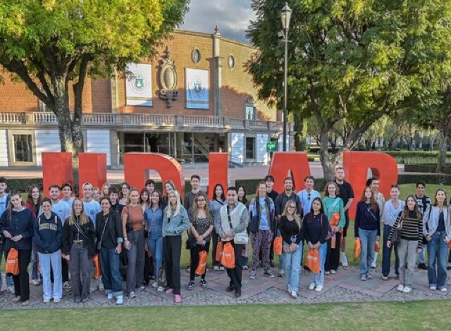 Luis Ernesto Derbez Bautista, rector de la Universidad de las Américas Puebla (UDLAP), informó que la institución cuenta con una matrícula de 10 mil 85 estudiantes en este periodo de otoño, alcanzando el mismo nivel registrado en 2019, antes de la pandemia de COVID-19.