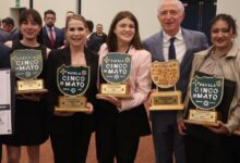 La noche de este viernes, el Gobierno Municipal de Zacatlán y ocho empresas locales recibieron el Distintivo Puebla Cinco de Mayo. La Secretaría de Desarrollo Económico y Trabajo del Estado de Puebla entregó este galardón para premiar a las instituciones que promueven y garantizan el trabajo digno.