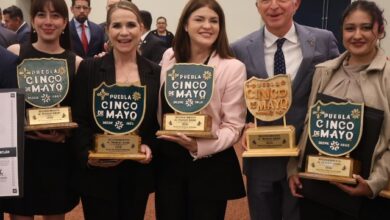 La noche de este viernes, el Gobierno Municipal de Zacatlán y ocho empresas locales recibieron el Distintivo Puebla Cinco de Mayo. La Secretaría de Desarrollo Económico y Trabajo del Estado de Puebla entregó este galardón para premiar a las instituciones que promueven y garantizan el trabajo digno.