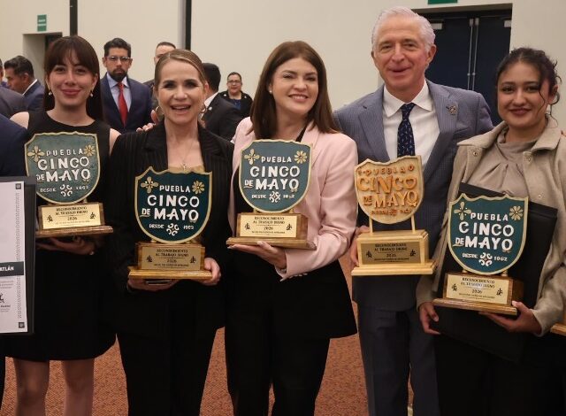 La noche de este viernes, el Gobierno Municipal de Zacatlán y ocho empresas locales recibieron el Distintivo Puebla Cinco de Mayo. La Secretaría de Desarrollo Económico y Trabajo del Estado de Puebla entregó este galardón para premiar a las instituciones que promueven y garantizan el trabajo digno.