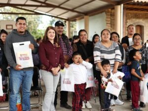 La presidenta municipal de Zacatlán, Bety Sánchez, entregó cientos de paquetes de útiles escolares en distintas juntas auxiliares y comunidades del municipio. Esta iniciativa busca apoyar la economía de las familias locales y brindar herramientas fundamentales para el desarrollo académico de la niñez.