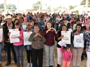 La presidenta municipal de Zacatlán, Bety Sánchez, entregó cientos de paquetes de útiles escolares en distintas juntas auxiliares y comunidades del municipio. Esta iniciativa busca apoyar la economía de las familias locales y brindar herramientas fundamentales para el desarrollo académico de la niñez.