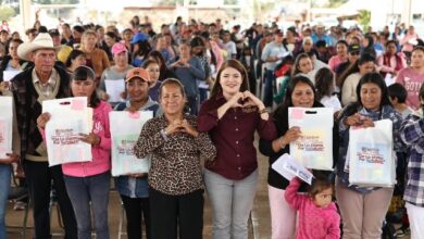 La presidenta municipal de Zacatlán, Bety Sánchez, entregó cientos de paquetes de útiles escolares en distintas juntas auxiliares y comunidades del municipio. Esta iniciativa busca apoyar la economía de las familias locales y brindar herramientas fundamentales para el desarrollo académico de la niñez.