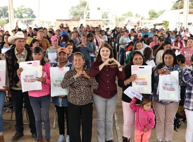 La presidenta municipal de Zacatlán, Bety Sánchez, entregó cientos de paquetes de útiles escolares en distintas juntas auxiliares y comunidades del municipio. Esta iniciativa busca apoyar la economía de las familias locales y brindar herramientas fundamentales para el desarrollo académico de la niñez.