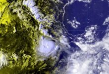 El huracán Polo ganó fuerza con rapidez durante la noche de este lunes y alcanzó la categoría 2 en la escala Saffir-Simpson mientras avanza frente a las costas del Pacífico mexicano, confirmó el Servicio Meteorológico Nacional (SMN).