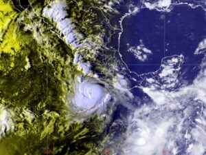 El huracán Polo ganó fuerza con rapidez durante la noche de este lunes y alcanzó la categoría 2 en la escala Saffir-Simpson mientras avanza frente a las costas del Pacífico mexicano, confirmó el Servicio Meteorológico Nacional (SMN).