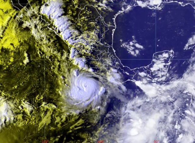 El huracán Polo ganó fuerza con rapidez durante la noche de este lunes y alcanzó la categoría 2 en la escala Saffir-Simpson mientras avanza frente a las costas del Pacífico mexicano, confirmó el Servicio Meteorológico Nacional (SMN).