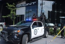 El Gabinete de Seguridad confirmó la realización de cinco cateos en los municipios de Puebla y San Andrés Cholula. Los operativos dejaron un saldo de cuatro personas detenidas, entre ellas Govén Ulisses N., alias “El Amarillo” y/o “El Gobén”, además del aseguramiento de 39 vehículos de alta gama, armamento y droga.