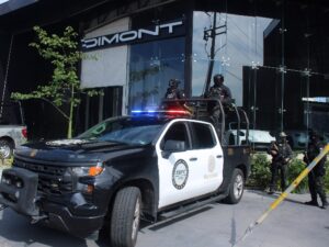 El Gabinete de Seguridad confirmó la realización de cinco cateos en los municipios de Puebla y San Andrés Cholula. Los operativos dejaron un saldo de cuatro personas detenidas, entre ellas Govén Ulisses N., alias “El Amarillo” y/o “El Gobén”, además del aseguramiento de 39 vehículos de alta gama, armamento y droga.