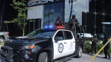 El Gabinete de Seguridad confirmó la realización de cinco cateos en los municipios de Puebla y San Andrés Cholula. Los operativos dejaron un saldo de cuatro personas detenidas, entre ellas Govén Ulisses N., alias “El Amarillo” y/o “El Gobén”, además del aseguramiento de 39 vehículos de alta gama, armamento y droga.