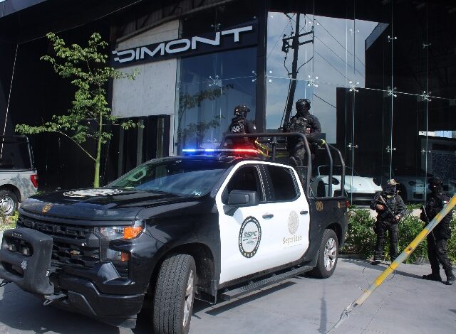 El Gabinete de Seguridad confirmó la realización de cinco cateos en los municipios de Puebla y San Andrés Cholula. Los operativos dejaron un saldo de cuatro personas detenidas, entre ellas Govén Ulisses N., alias “El Amarillo” y/o “El Gobén”, además del aseguramiento de 39 vehículos de alta gama, armamento y droga.