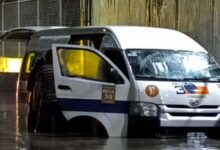 Seis personas perdieron la vida la tarde del domingo 6 de septiembre tras quedar atrapadas dentro de una combi de transporte público en Tultitlán, Estado de México. El vehículo quedó inmovilizado por una severa inundación y las autoridades atribuyen los fallecimientos a una intoxicación por gas dentro de la cabina.