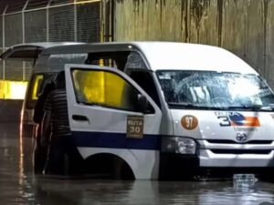 Seis personas perdieron la vida la tarde del domingo 6 de septiembre tras quedar atrapadas dentro de una combi de transporte público en Tultitlán, Estado de México. El vehículo quedó inmovilizado por una severa inundación y las autoridades atribuyen los fallecimientos a una intoxicación por gas dentro de la cabina.