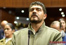 Autoridades policiales hallaron sin vida al diputado federal de Morena, Zenyazen Escobar García, dentro de su vehículo en la carretera federal Veracruz-Xalapa. El hallazgo se registró a la altura de la localidad de La Gloria, dentro del municipio de Puente Nacional.
