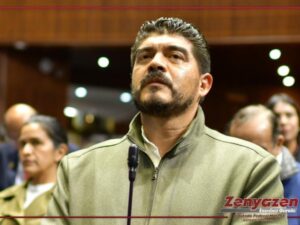 Autoridades policiales hallaron sin vida al diputado federal de Morena, Zenyazen Escobar García, dentro de su vehículo en la carretera federal Veracruz-Xalapa. El hallazgo se registró a la altura de la localidad de La Gloria, dentro del municipio de Puente Nacional.