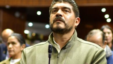 Autoridades policiales hallaron sin vida al diputado federal de Morena, Zenyazen Escobar García, dentro de su vehículo en la carretera federal Veracruz-Xalapa. El hallazgo se registró a la altura de la localidad de La Gloria, dentro del municipio de Puente Nacional.