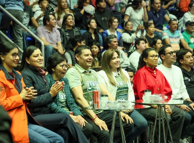 El gobernador Alejandro Armenta Mier presenció el emocionante encuentro de básquetbol profesional entre los Lobos de la BUAP y las Panteras de Aguascalientes.