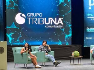 Los creadores de contenido Cin Blank y Wero Triunfo compartieron sus experiencias con estudiantes durante el 8vo. Encuentro de Periodismo, Comunicación y Mercadotecnia NÓMADAS.