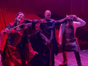 El Circo Siniestro llega a Puebla con La Invocación, un show impactante que combina terror, arte circense y teatro. Las funciones estarán disponibles del 22 de octubre al 2 de noviembre.