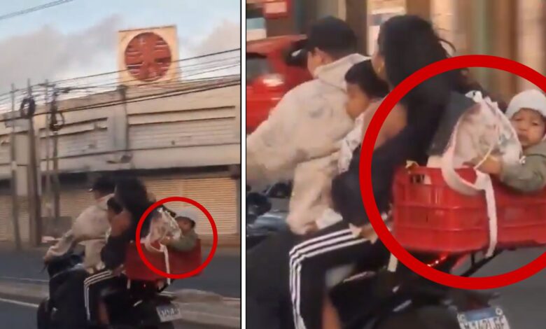 Familia viaja en moto y transporta a su bebé en caja de plástico Conoce las multas por hacer algo así