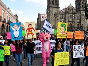 La Pantera Rosa, la IA y las protestas Cuando la ficción francesa se vuelve un espejo para Puebla y México - Protesta de estudiantes de la BUAP