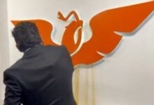 Un tenso enfrentamiento sacudió la Cámara de Diputados este 20 de octubre. Un grupo de legisladores del Partido Revolucionario Institucional (PRI) irrumpió en las oficinas de Movimiento Ciudadano (MC) en San Lázaro para arrojar agua contaminada contra el emblema del partido naranja.