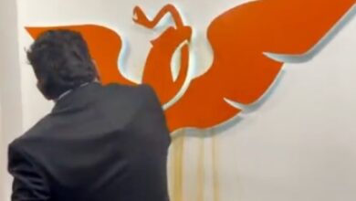 Un tenso enfrentamiento sacudió la Cámara de Diputados este 20 de octubre. Un grupo de legisladores del Partido Revolucionario Institucional (PRI) irrumpió en las oficinas de Movimiento Ciudadano (MC) en San Lázaro para arrojar agua contaminada contra el emblema del partido naranja.