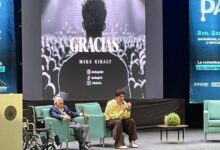 Durante el conversatorio “La nueva forma de informar”, en el marco del 8vo. Encuentro de Periodismo, Comunicación y Mercadotecnia NÓMADAS, se presentaron el influencer y creador de contenido Mike Gilralt y su abuelo, Don Alberto.