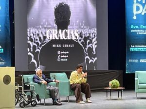 Durante el conversatorio “La nueva forma de informar”, en el marco del 8vo. Encuentro de Periodismo, Comunicación y Mercadotecnia NÓMADAS, se presentaron el influencer y creador de contenido Mike Gilralt y su abuelo, Don Alberto.