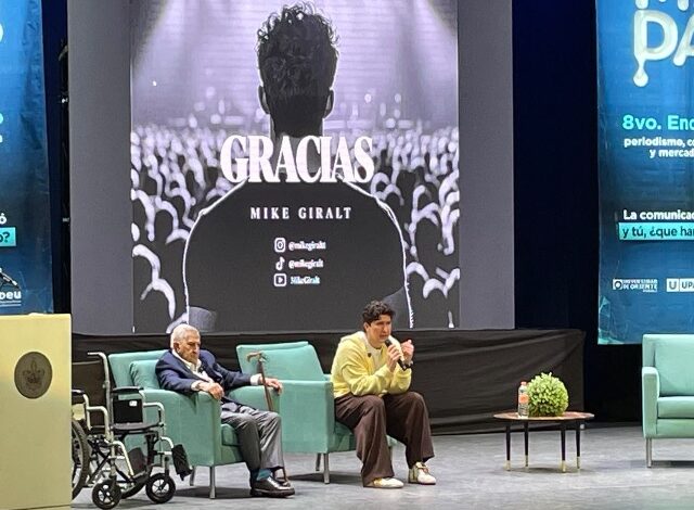 Durante el conversatorio “La nueva forma de informar”, en el marco del 8vo. Encuentro de Periodismo, Comunicación y Mercadotecnia NÓMADAS, se presentaron el influencer y creador de contenido Mike Gilralt y su abuelo, Don Alberto.