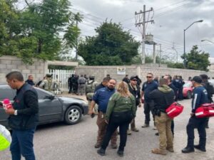 Dos exalumnos de 18 años protagonizaron un trágico ataque en la Secundaria 13, ubicada en el ejido La Unión de Torreón, Coahuila. El hecho dejó como saldo la muerte de la subdirectora del plantel y al menos tres personas heridas, entre las que se encuentra un estudiante.