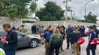 Dos exalumnos de 18 años protagonizaron un trágico ataque en la Secundaria 13, ubicada en el ejido La Unión de Torreón, Coahuila. El hecho dejó como saldo la muerte de la subdirectora del plantel y al menos tres personas heridas, entre las que se encuentra un estudiante.