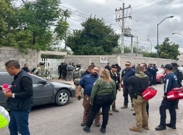 Dos exalumnos de 18 años protagonizaron un trágico ataque en la Secundaria 13, ubicada en el ejido La Unión de Torreón, Coahuila. El hecho dejó como saldo la muerte de la subdirectora del plantel y al menos tres personas heridas, entre las que se encuentra un estudiante.