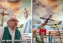 Tragedia en el altar Sacerdote muere aplastado por una cruz monumental en Guayaquil.